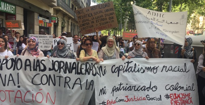 Manifestació a Barcelona de suport a les temporeres de Huelva / J. M.