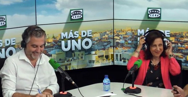 La ministra de Defensa, Margarita Robles, en un momento de su entrevista con Carlos Alsina, en Onda Cero.