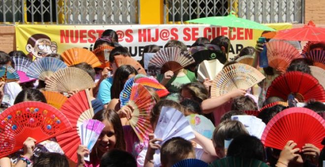 Protesta con abanicos por el calor en el colegio Rodríguez de La Fuente (Foto: ORM)