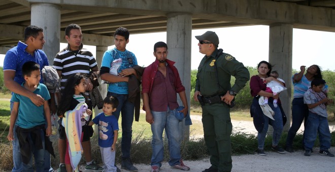 Migrantres retenidos cerca de McAllen, Texas. REUTERS/Loren Elliott