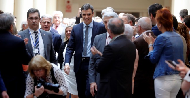 Senadores del PSOE reciben con aplausos la llegada del presidente del Gobierno, Pedro Sánchez, a su llegada al pleno de la Cámara Alta para someterse a su primera sesión de control. EFE/Juan Carlos Hidalgo