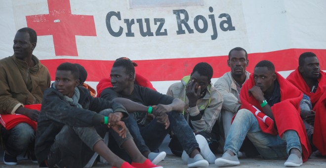 Migrantes rescatados del Mediterráneo esperan la atención de los servicios sanitarios en el puerto de Málaga. REUTERS/Jon Nazca