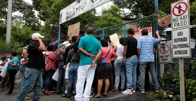 Varias personas demandan ver a sus familiares detenidos durante las protestas contra el gobierno de Daniel Ortega. REUTERS/Oswaldo Rivas