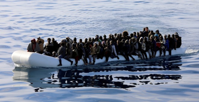 Migrantes en un bote de goma en el Mar Mediterráneo. / REUTERS