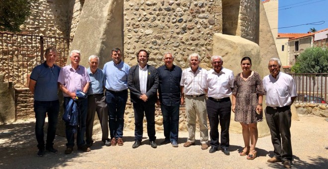 86 alcaldes de la Catalunya Nord en un acte a la Torre de Bisbe (Latour-Bas-Elne), on han denunciat la violació de les llibertats fonamentals a Catalunya i la repressió. @AMI__cat