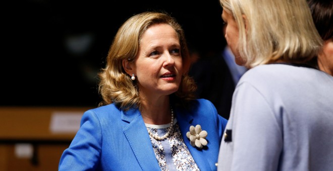 La ministra española de Economía, Nadia Calviño, conversa con la ministra sueca de Finanzas, Magdalena Andersson, al inicio de la reunión de los ministros de Economía y Finanzas de la Unión Europea en Luxemburgo. EFE/ Julien Warnand