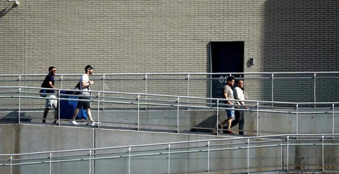 Los tres miembros de la Manada José Angel Prenda, segundo por la derecha, Jesús Escudero, segundo porla izquierda y Angel Boza, a la izquierda, salen de prisión. (VILLAR LÓPEZ | EFE)