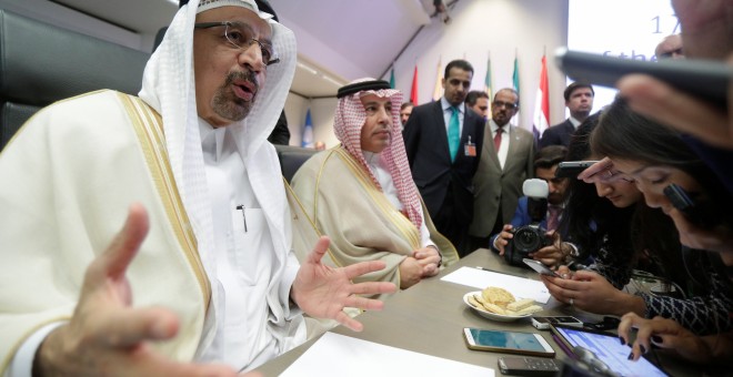 El ministro del Petróleo de Arabia Saudí, Jalid al-Falih, conversa con periodistas antes del inicio de la cumbre de la OPEP en Viena. REUTERS/Heinz-Peter Bader