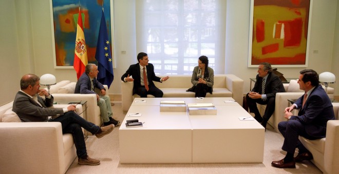 El presidente del Gobierno, Pedro ánchez, con la ministra de Trabajo, Magdalena Valerio, con los dirigentes de UGT y CCOO, Pepe Álvarez y Unai Sordo, y de las patronales CEOE y Cepyme, Joan Rosell y Antonio Garamenti, en su encuentro en el Palacio de la M