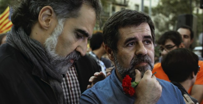 Jordi Cuixart i Jordi Sánchez durant les concentracions a la seu del Departament d'Economia i Hisenda.