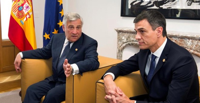 El presidente del Gobierno español, Pedro Sánchez, durante la reunión que ha mantenido con el presidente del Parlamento Europeo, Antonio Tajani (i), en la delegación española, en el edificio 'Europa del Consejo Europeo. EFE/Horst Wagner