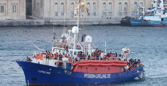 27/06/2018.- El buque de salvamento de la ONG Lifeline (c) llega con unos 230 inmigrantes a bordo hoy, miércoles 27 de junio de 2018 al Gran Puerto de La Valeta (Malta), después de permanecer seis días en el Mediterráneo central a la espera de que algún p