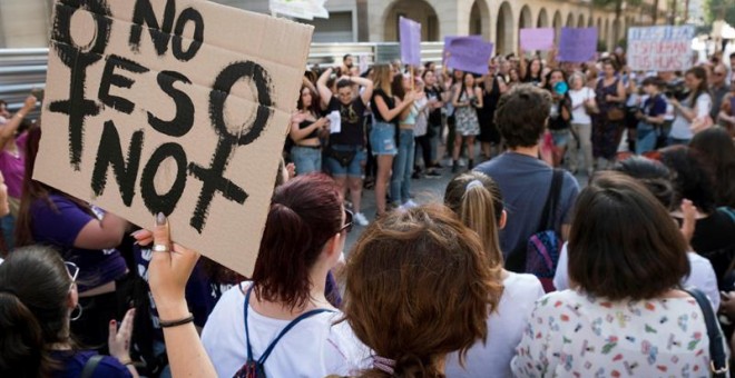 22/06/2018.- Manifestación en Huelva en protesta por la puesta en libertad bajo fianza de los cinco miembros de la Manada, condenados a nueve años de prisión por un delito de abuso sexual de una joven madrileña durante los Sanfermines de 2016. EFE/ Julián