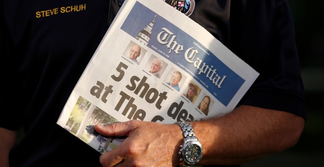 Una de las publicaciones de 'The Capital Gazette' el día después del asesinato de cinco de sus periodistas en un ataque a mano armada a la redacción./REUTERS