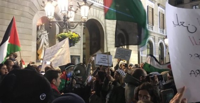 Cientos de personas gritan 'muerte a los judíos' durante una protesta en Barcelona.