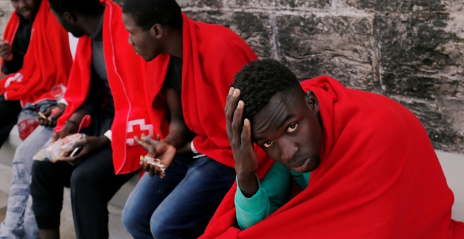 Varios migrantes en el puerto de Tarifa (Cádiz), tras ser rescatados el pasado sábado cuando viajaban en un patera.- REUTERS/JON NAZCA