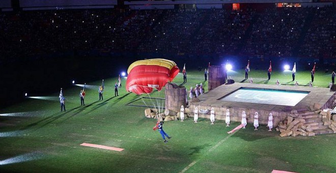 Paracaigudistes de l'exèrcit espanyol durant la cerimònia inaugural. / Tarragona 2018.