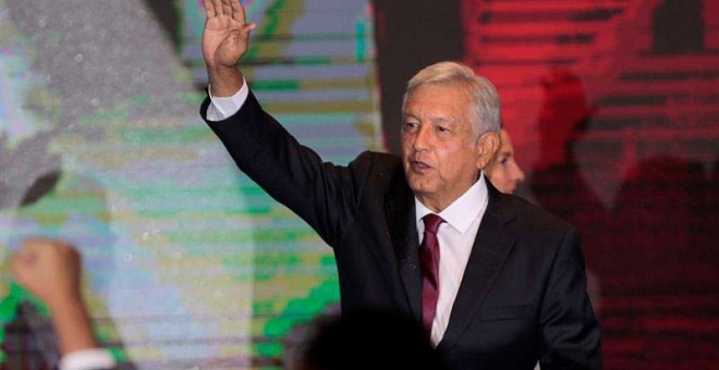 Andrés Manuel López Obrador saluda a sus seguidores tras conocer los resultados en México. (MARIO GUZMÁN | EFE)