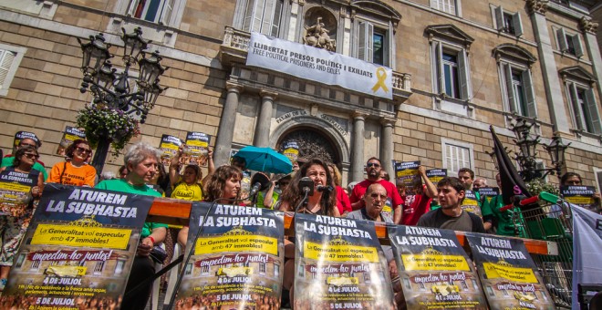 Acció de protesta contra la subhasta de 46 immobles de la Generalitat, prevista per al dia 5 de juliol. / Aturem la subhasta