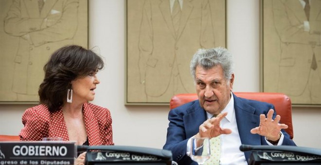 La vicepresidenta del Gobierno y ministra de Igualdad, Carmen Calvo, junto al presidente de la Comisión Constitucional, Jesús Posada- /EFE