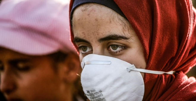 Una mujer con una máscara de gas durante la protesta de mujeres palestinas en Gaza. MAHMUD HAMS / AFP