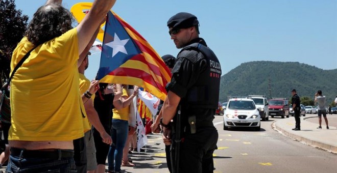 04/07/2018.- Llegada este mediodía de los presos Jordi Cuixart, Jordi Sánchez, Raul Romeva y Oriol Junqueras en dos furgonetas al centro penitenciario Els Lledoners, en donde grupos de simpatizantes y CDR les dieron la bienvenida acordonados por efectivos