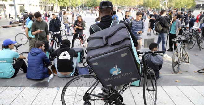 Trabajadores de Deliveroo se concentran en Francia. Archivo/AFP/JACQUES DEMARTHON