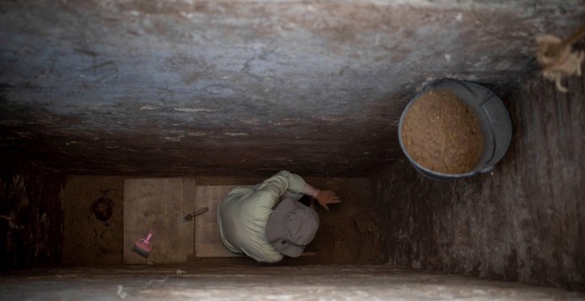 Arqueólogo trabajando en la exhumación de bebés robados del viejo cementerio de Cádiz. / SOS BEBÉS ROBADOS CÁDIZ