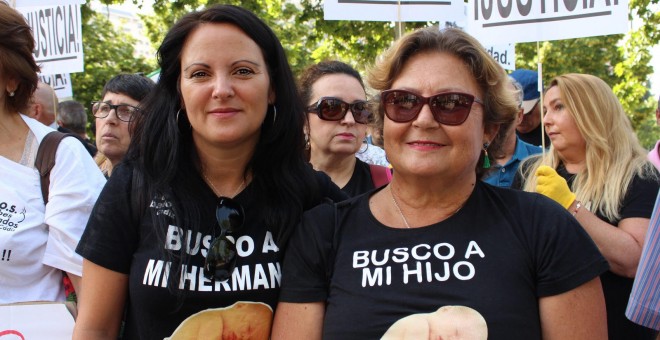 Chary y Margarita en una de las manifestaciones. / SOS BEBÉS ROBADOS CÁDIZ