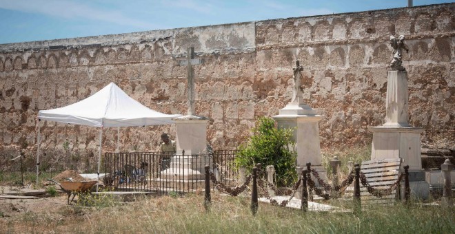 Zona de exhumación en el viejo cementerio de San José. / SOS BEBÉS ROBADOS CÁDIZ