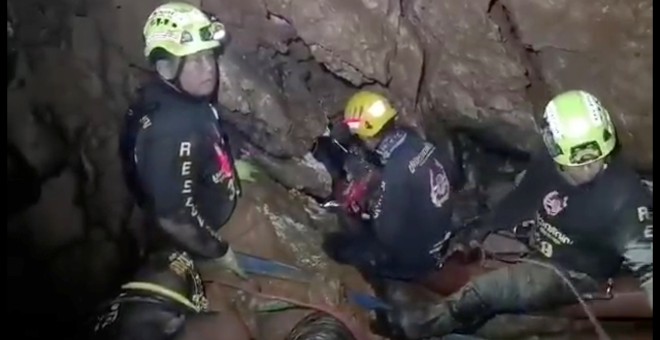 Operativos de rescate entran en la cueva de Tailandia en la que 13 personas quedaron atrapadas hace ya dos semanas./REUTERS