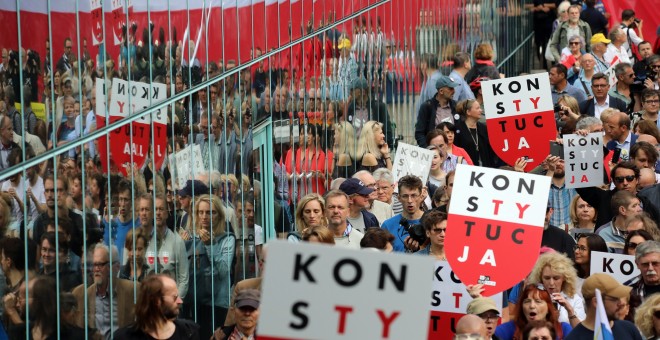 Cientos de personas se manifiestan en Varsovia contra la reforma del Gobierno polaco que atenta contra la separación de poderes y la independencia judicial./REUTERS