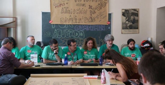 Un encierro de profesores de CCOO para exigir el cumplimiento del acuerdo sectorial de Educación en la Comunidad de Madrid.- CCOO