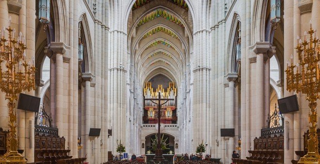 Interior de la Catedral de la Almudena de Madrid. / Wikipedia