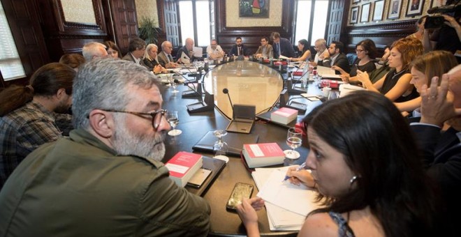 El presidente de la cámara catalana, Roger Torrent (c) durante la reunión de la Mesa del Parlament, que ha encargado hoy un informe jurídico a los letrados de la cámara sobre la resolución del juez Pablo Llarena que suspende a los seis diputados acusados