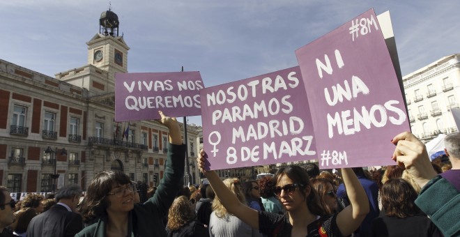 Tres personas alzan carteles para denunciar la violencia machista con motivo del Día Internacional de la Mujer en la madrileña Puerta del Sol.- EFE