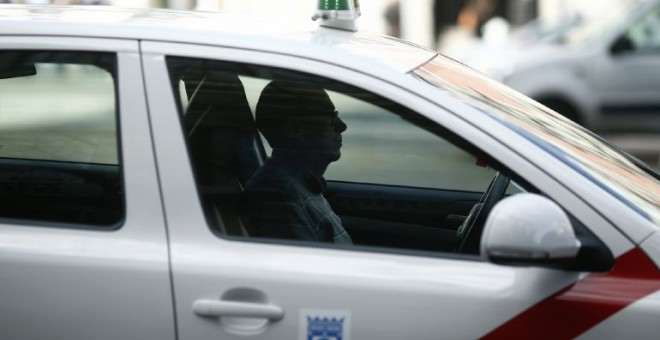 Un taxista espera en una calle de Madrid / EUROPA PRESS - Archivo (EUROPA PRESS)