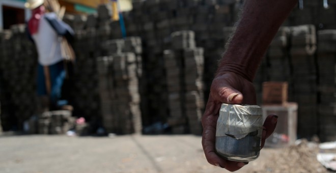 Un hombre sujeta una bomba casera frente a unas barricadas en la comunidad de Monimbo, Masaya. REUTERS/Oswaldo Rivas