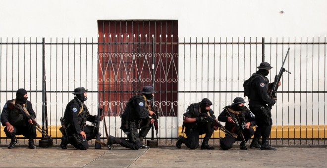 Miembros de las Fuerzas Especiales de Nicaragua se resguardan en los alrededores de una iglesia de Masaya durante los enfrentamientos con las fuerzas opositoras al Gobierno. REUTERS/Oswaldo Rivas