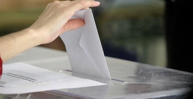 Una mujer deposita su voto en una urna. / EFE