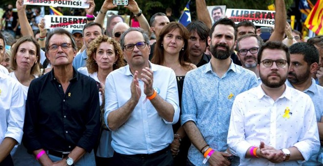 L'ex-president Artur Mas, el president Quim Torra, el vice-president Pere Aragonès i el president del Parlament, Roger Torrent, participen a la manifestació per la llibertat dels presos / EFE Enric Fontcuberta