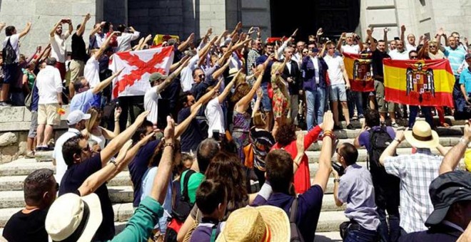 Decenas de personas realizan el saludo fascista en el Valle de los Caídos este domingo. (JUAN CARLOS HIDALGO | EFE)