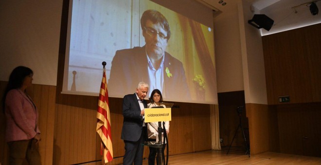 Ferran Mascarell i Gemma Geis llegeixen el manifest de Crida Nacional per la República, el projecte de nou espai polític al voltant de JxCat, aquest dilluns a l'Ateneu Barcelonès, amb Carles Puigdemont en videoconferència des d'Alemanya. / Crida Nacional