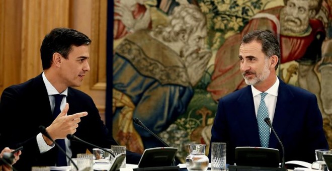 El Rey Felipe VI conversa con el presidente del Gobierno, Pedro Sánchez. - EFE