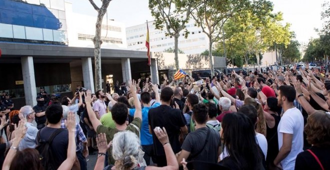 Concentració de solidaritat amb el periodista Jordi Borràs davant la comissaria de la policia espanyola al barri de La Verneda de Barcelona  EFE/Quique García