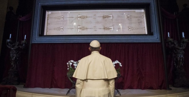 El papa Francisco de pie delante de la Sábana Santa. - AFP