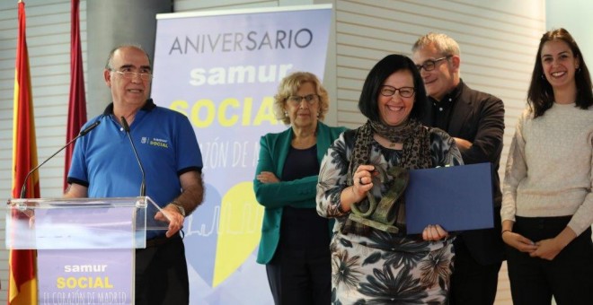 Darío Pérez, a la izquierda de la imagen, en un acto conmemorativo del XIV aniversario del Samur Social, presidido por la alcaldesa, Manuel Carmena.