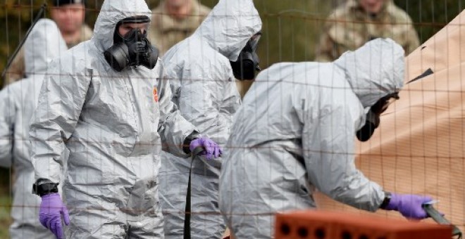 Personal militar británico con un mono protector trabaja en Salisbury/AFP