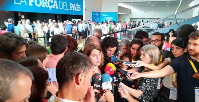 La líder del partit, Marta Pascal, atenent als mitjans a les portes de la 1a Assemblae Nacional del PDeCAT. @Pdemocratacat