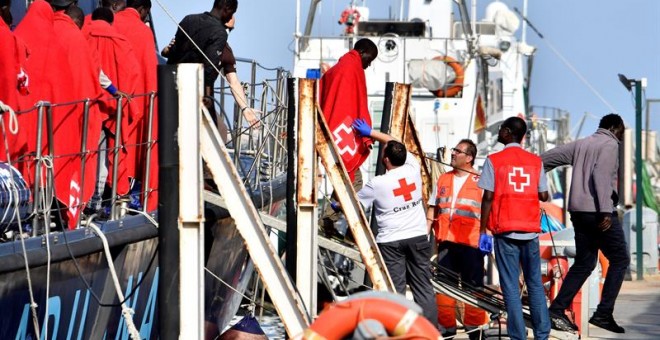 Migrantes a su llegada al puerto de Almería. / CARLOS BARBA (EFE)